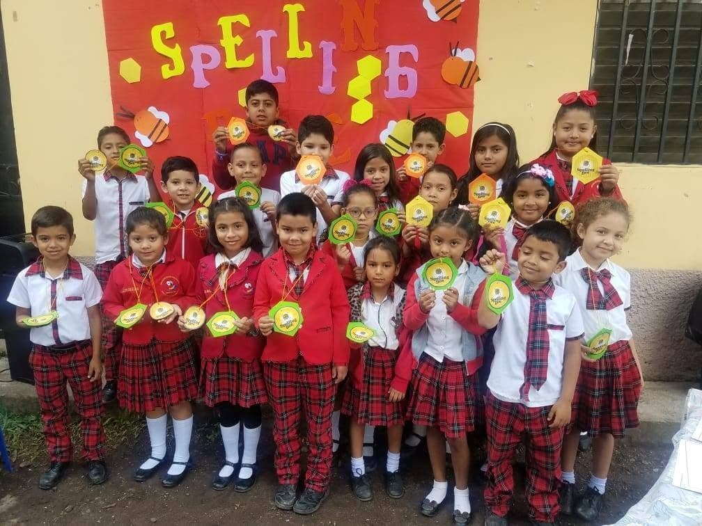 Estudiantes de primaria en el Spelling Bee de Ara Macao