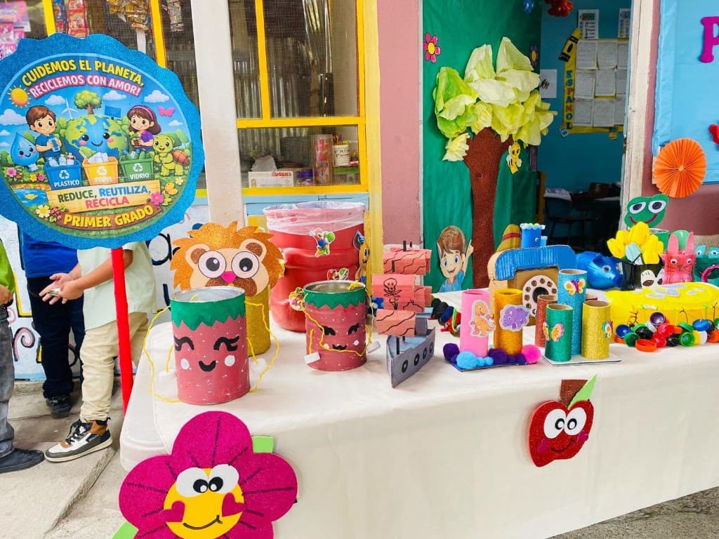 Niñas y niños de prebásica en proyecto escolar de reciclaje
