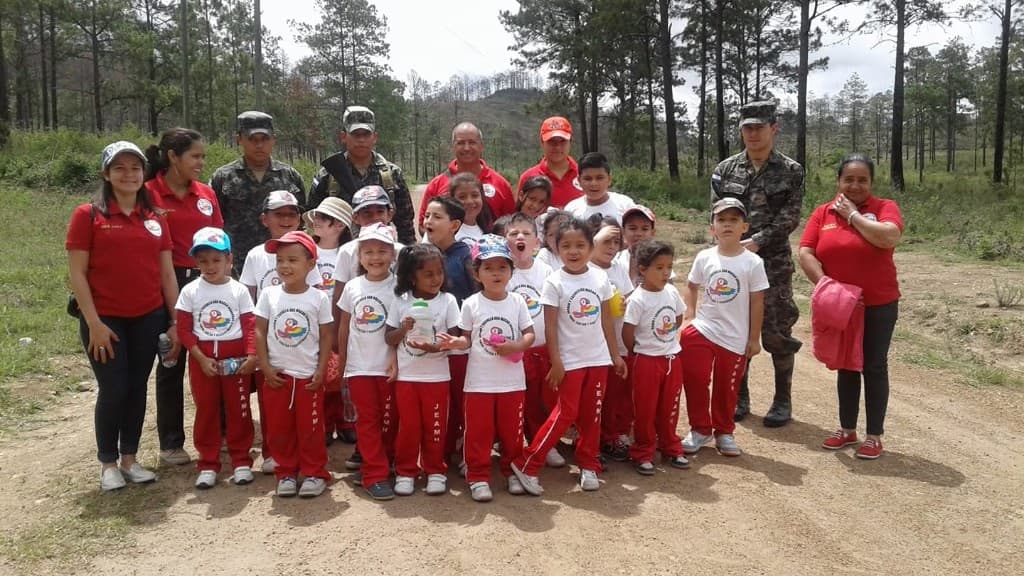 Uniforme deportivo — polo blanco con logo de la guacamaya y pantalón rojo